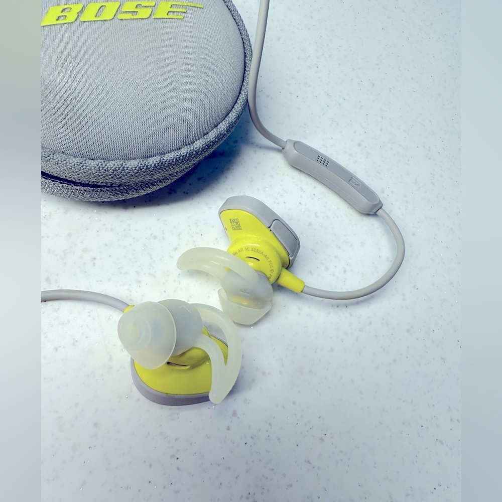 Bose Bluetooth headphones. Comes with case. Does not include charging cable.